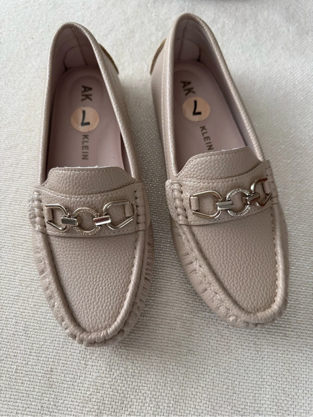 ANNE KLEIN Beige Pebbled Leather Gold-tone Chain-Trim Loafers, 7, NWOT